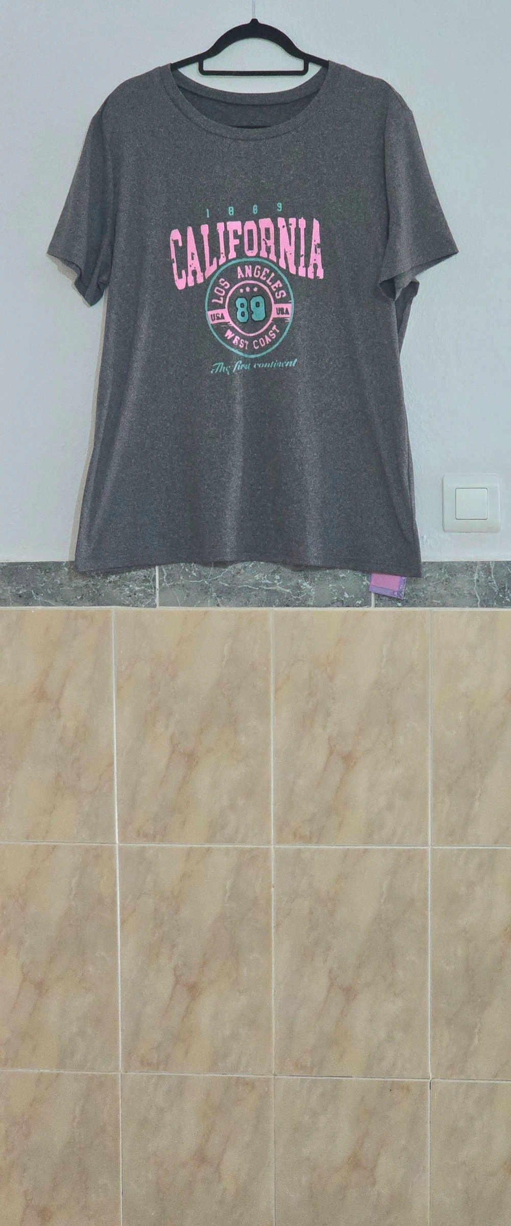 Camiseta gris estampada "California" manga corta – photo 5